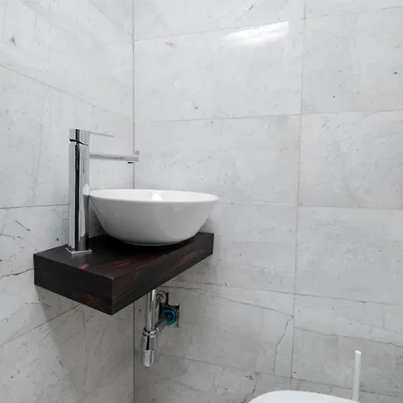 Apartment 3 Bedrooms And Location *