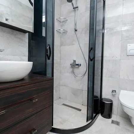 3 Bedrooms And Location *