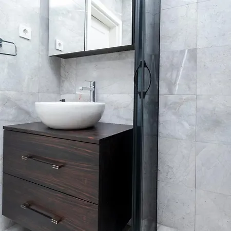 3 Bedrooms And Location Apartment