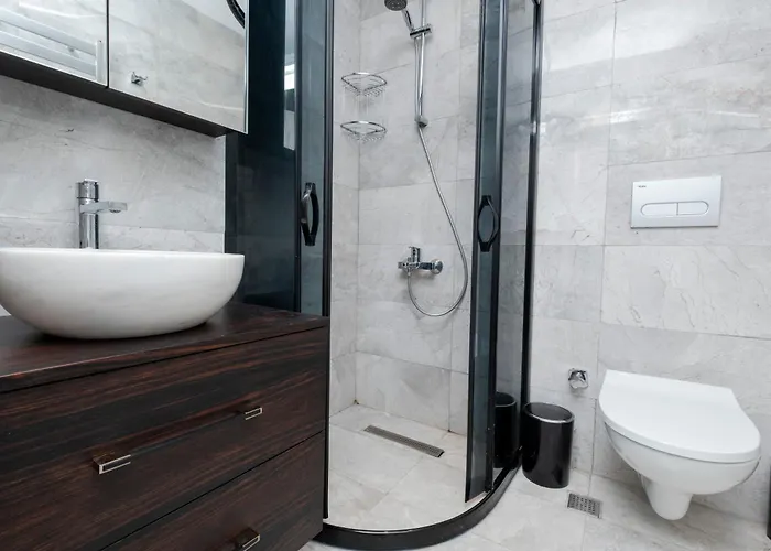 3 Bedrooms And Location *